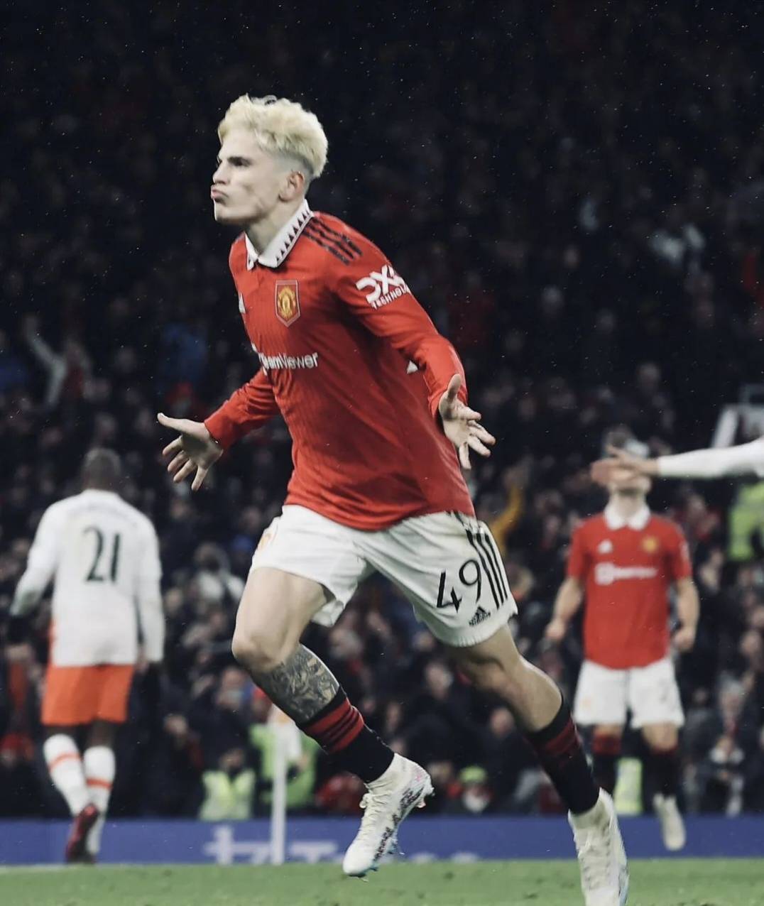 爱游戏app-转折点尤文图斯绝杀压哨；足总杯清晨攻防权衡；球迷炸锅；轮换策略成焦点-爱游戏app